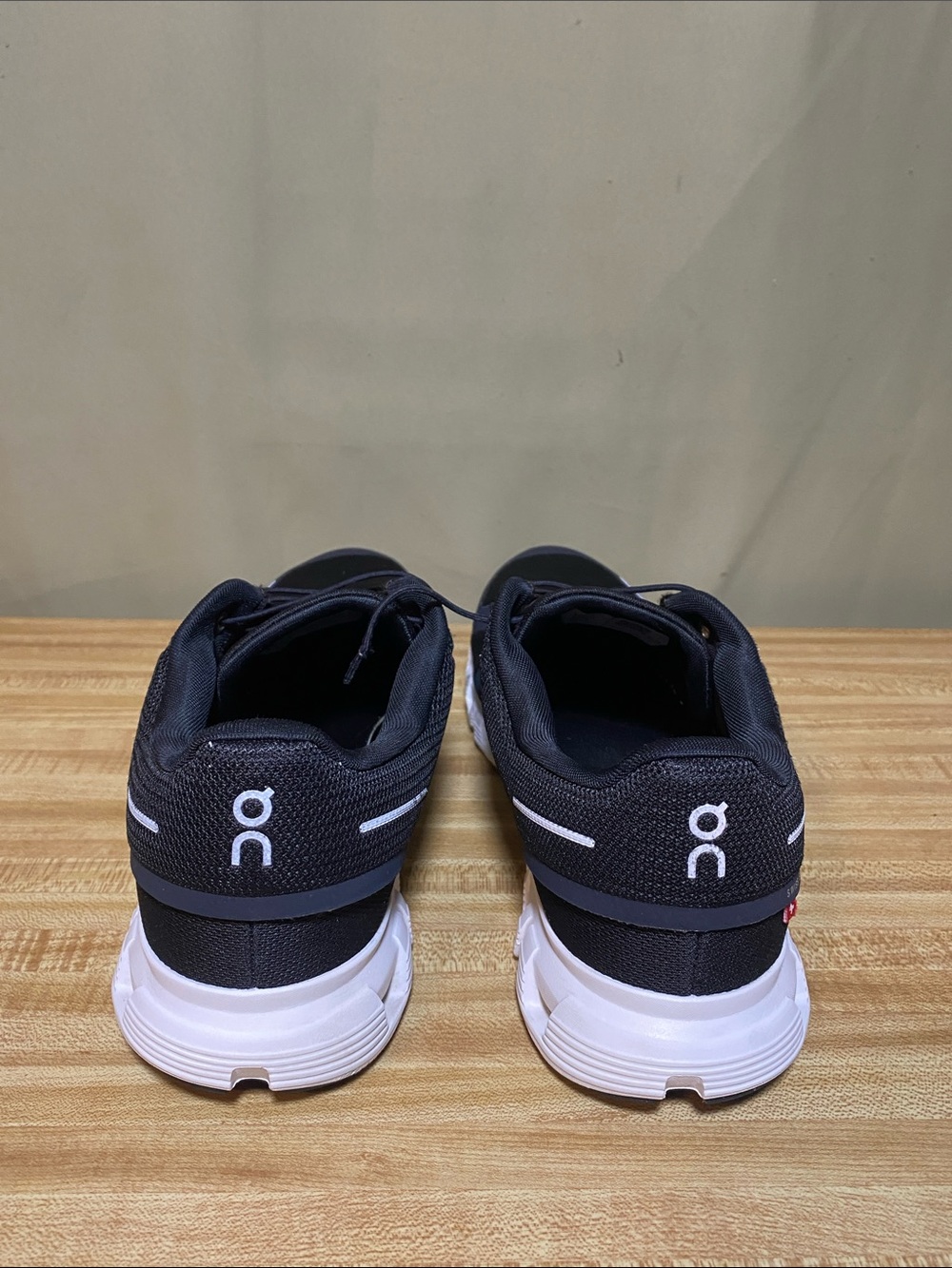 On Running Black and White Men's Athletic Running Shoes size 10 - Picture 2 of 7